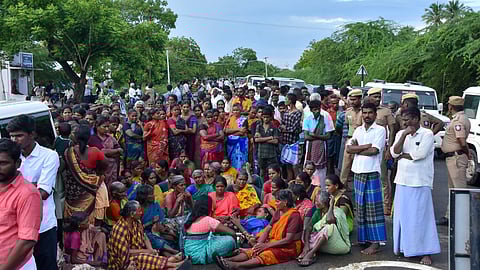 Residents of Keelaseval staged a protest in Melaseval demanding justice for a painters murder which took place on Friday night.