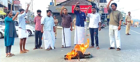 UDF workers burning V Muraleedharan in effigy in Sultan Bathery on Tuesday