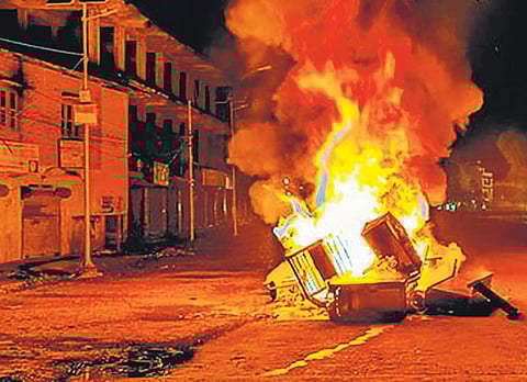 When the centre can’t hold, things fall apart