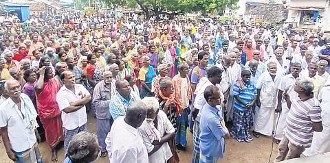 Villagers staging protest at Nayakkarpatti on Thursday