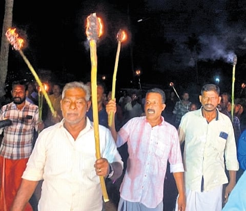 Residents under the aegis of Munambam Bhoo Samrakshana Samiti take out a torch march at Munamabam-Kadapuram on Friday