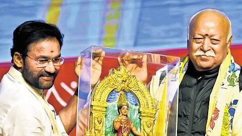 Union Minister of Coal & Mines
G Kishan Reddy presents a memento to RSS chief Mohan Bhagwat during the closing ceremony of LokManthan 2024 in Hyderabad on Sunday