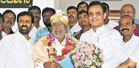 Former DyCM Dr CN Ashwath Narayan greets former minister and JDS MLA GT Devegowda on the latter’s birthday in Mysuru on Monday.