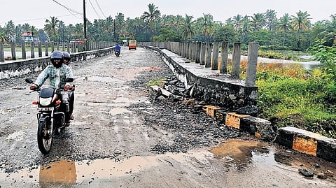 The dilapidated Pizhala approach road