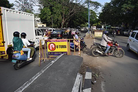 The road safety wing of the State Highways Department and the city's traffic police removed the traffic signal pole as part of a broader citywide initiative to streamline traffic at key intersections.