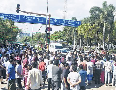 Residents of Srinivasapuram blocking the Santhome High Road junction seeking solatium for Syed’s family on Thursday