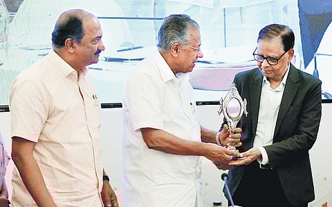 Chief Minister Pinarayi Vijayan presents 16th Finance Commission chairman Arvind Panagariya with an ‘Aranmula Kannadi’ at Kovalam in Thiruvananthapuram on Tuesday. Finance Minister K N Balagopal is also seen