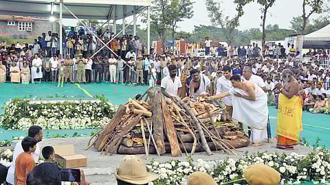 The mortal remains of former chief minister SM Krishna were consigned to flames in Somanahalli on Wednesday