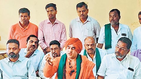 Basavajaya Mrityunjaya Swami of Panchamasali Peetha addresses a press conference in Belagavi on Wednesday.