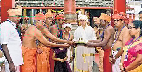 Governor RN Ravi offered prayers at the Thamarikulam Ayya Vaikundasamy Pathi at South Thamaraikulam on Thursday