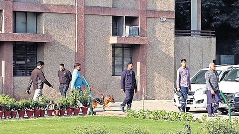 Bomb squad arrives at Cambridge School in Srinivaspuri on Friday | Parveen Negi