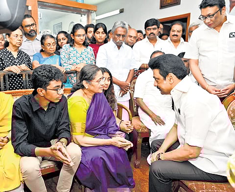 Chief Minister MK Stalin consoling the kin of the late MLA EVKS Elangovan