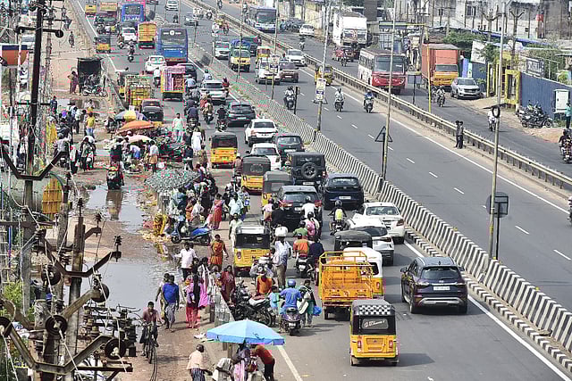 Vehicles pile up witnessed at Kavangarai fish market on Madhavaram - Nallur NH.