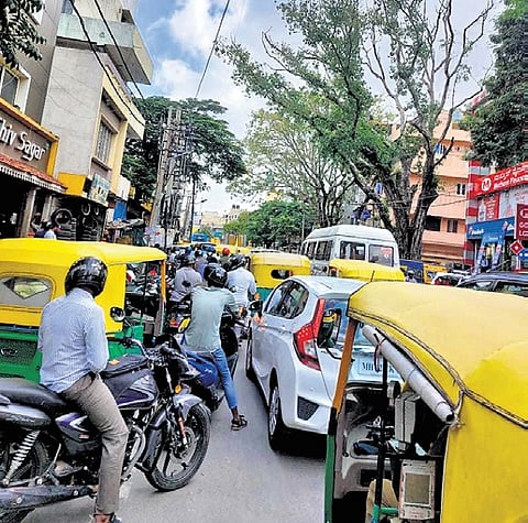 Traffic jam leading to Maruthisevanagar bridge as the elevated Rotary flyover remains incomplete