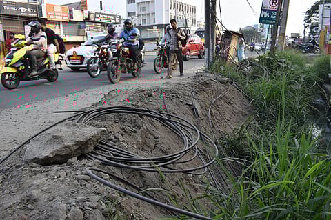 Broadband cables are yet to be removed from the Mettupalayam road for Saibaba colony flyover works in Coimbatore.