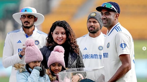 Ravichandran Ashwin (R) with his wife Prithi Narayanan (C) and children