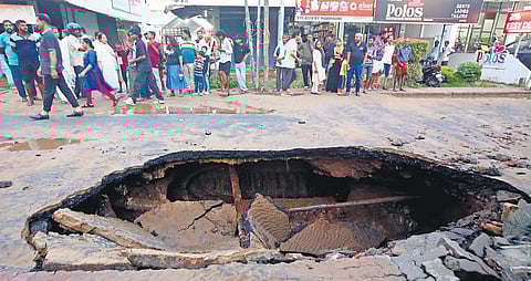 Pipeburst at Pallinada near Thammanam-Palarivattom road