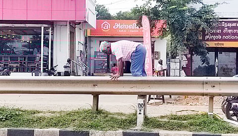 A man scaling the median of Tiruchy-Thanjavur NH at Kattur