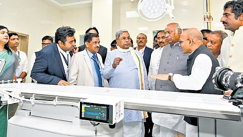 Chief Minister Siddaramaiah, Congress president Mallikarjun Kharge and others after the inauguration of 371-bed facility of Jayadeva Hospital in Kalaburagi on Sunday