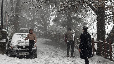 The light snow started in the morning of Monday, December 23, 2024, at some places in the capital of the hill state and soon it turned heavy.