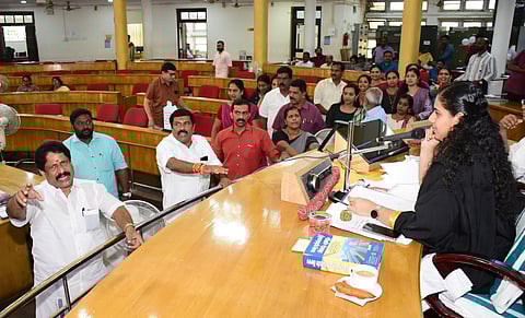 BJP councilors protest in front of Mayor Arya Rajendran over dumping of garbage in Tamil Nadu