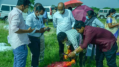 Officials of Kerala State Pollution Control Board visited the Keala-waste dumping spots in Tirunelveli villages here on Friday.