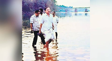 M T Vasudevan Nair walking along the Nila in Cheruthuruthy. The picture was taken in 1998 when he visited the Kerala Kalamandalam to take part in Keraleeyam