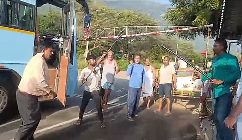 Two policemen attached to the Prohibition Enforcement Wing Checkpost at the state border area of Karaikadu near Mettur in Salem district were injured in a clash between tourists from Uttar Pradesh. Three tourists were also injured after both of them started assaulting each other with wooden sticks and metal rods