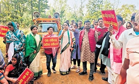 Hundreds of villagers of Chhendipada, led by Congress leader Sashmita Behera and Talcher-Angul Banchao convenor (TABA) Jagadananda Pradhan protesting against the Nayani Coal project site