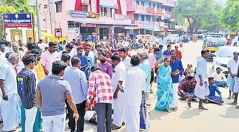 Kin of the victim staged a road blockade in front of Jayankondam Government Hospital in Ariyalur on Sunday, demanding action against doctors