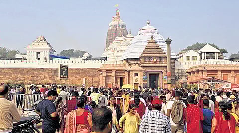 A huge gathering of devotees in front of the Srimandir.