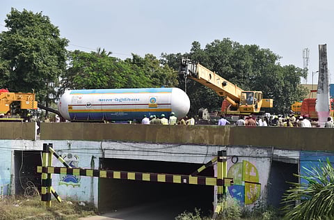 An LPG-filled tanker detached from a truck on the old flyover of Avinashi Road during the early hours of Friday morning. The incident occurred when the truck made a turn at the roundabout at the top of the flyover.