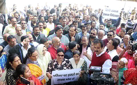 Members of the Sindhi community protesting in Indore on Tuesday against the recent attack on the house of BJP corporator Kamlesh Kalra (Photo | Express)