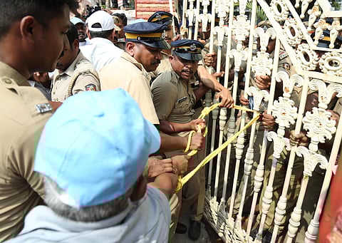 Rebel faction opposing Uniform Holy Mass clashing with police after 21 priests were removed from Archbishop’s House in Kochi on Saturday