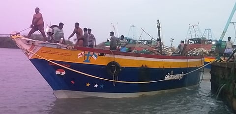 amanathapuram fishers rescued near Nagapattinam on Sunday