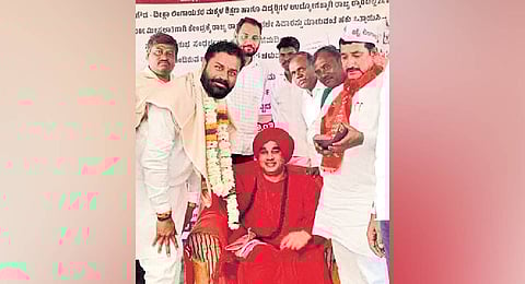 Pontiff Jayamrutyunjaya Swami meets Panchamsali leaders at Kudalasangama in Bagalkote district on Tuesday