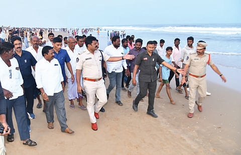 Social Welfare Minister Dola Sree Bala Veeranjaneya Swamy and SP Damodar monitor rescue operations on Thursday evening