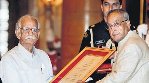 Epigraphist and former Dinamani editor Iravatham Mahadevan with then President of India Pranab Mukherjee.