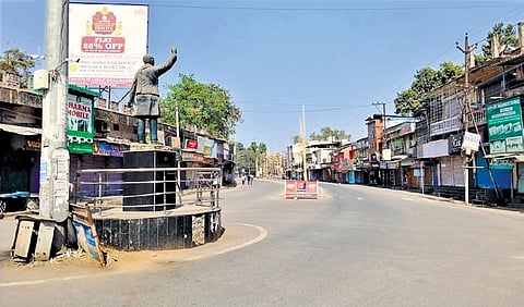 Deserted roads and closed shops during the bandh in Bargarh town