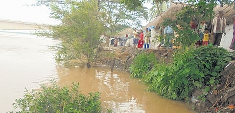Residents of a village affected by river erosion in Kendrapara district | express