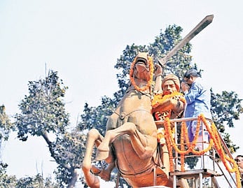 Pradhan paying tribute to Veer Sai