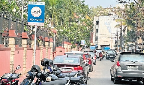 A no -horn board set up near High Court