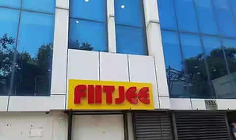 Amid a severe financial crisis and issues such as unpaid salaries, the FIITJEE administration unsuccessfully attempted to temporarily fill teaching vacancies by relocating staff.