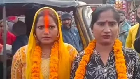Kavita and Gunja alias Bablu tied the knot at the Shiva Temple in Deoria