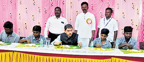 Governor RN Ravi having lunch with students of Nandanar Government Boys Higher Secondary School Hostel in Chidambaram on Monday