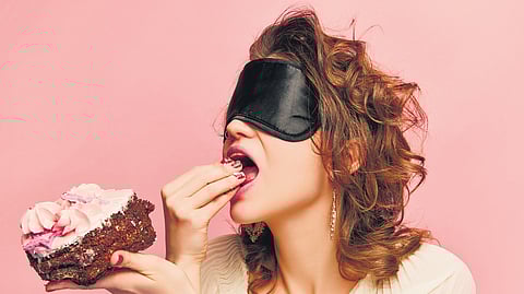 Eating with eyes wide shut