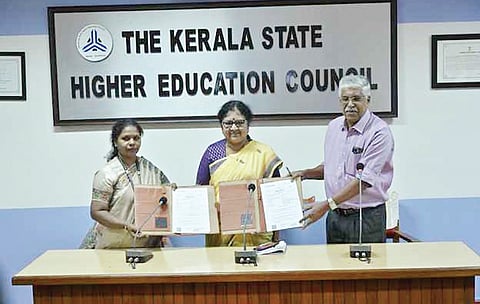 Authorities of KSHEC and Government Women’s College, Thiruvananthapuram, exchange MoU for starting the sub centre of KNRSHE in the college, in the presence of Higher Education Minister R Bindu