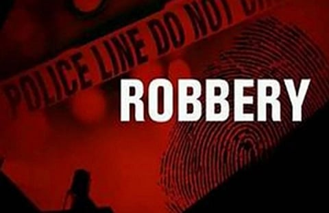 Five robbers struck the State Bank of India (SBI) branch in Mayurbhanj’s Bahalda and looted Rs 20 lakh at gunpoint after assaulting the bank staff on Thursday morning.