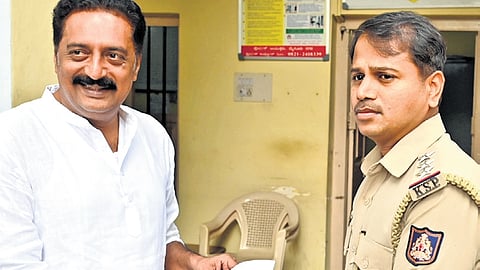 Prakash Raj submits a plaint at Lakshmipuram police station in Mysuru.