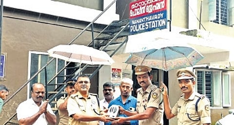 Mananthavady police officers handing over a radio to Basheer